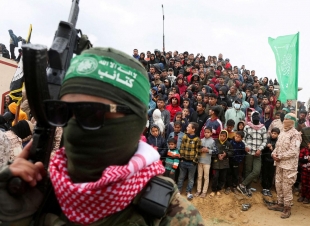 حماس ستفرج عن ستة رهائن إضافيين في غزة بعد عودة جثة والدة بيباس